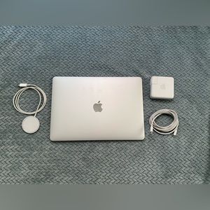 MacBook Pro M1 2020-2021 / silver 
8gb 
13 inch 
251 SSD